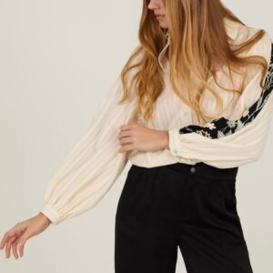 BLUSA BEIGE BIMATERIA CON BORDADOS