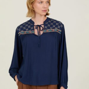 BLUSA CON FORNITURA Y BORDADOS