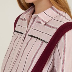 CAMISA BURDEOS CON FORNITURA