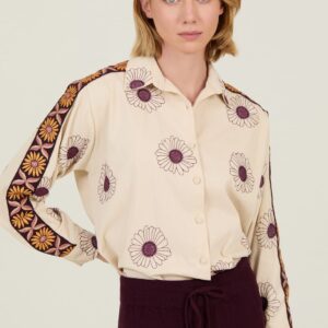 CAMISA COLOR CRUDO MOTIVOS BORDADOS