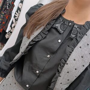 CHALECO GRIS ESTAMPADO CORAZONES